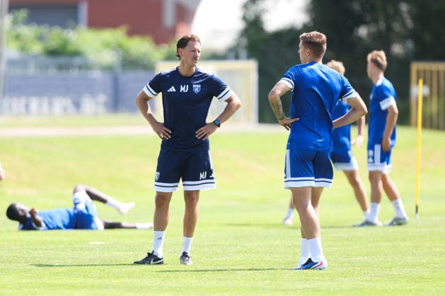 13.07.2026, Fussball, Herren, Regionalliga Nord, Training, BSV Kickers Emden Athletik-Trainer Marc Jamieson (BSV Kickers Emden) mit Luc Ihorst (blau 14 BSV Kickers Emden) *** July 13, 2026, Soccer, Men s, Regionalliga Nord, Practice, BSV Kickers Emden Athletic Trainer Marc Jamieson BSV Kickers Emden with Luc Ihorst (blue) 14 BSV Kickers Emden