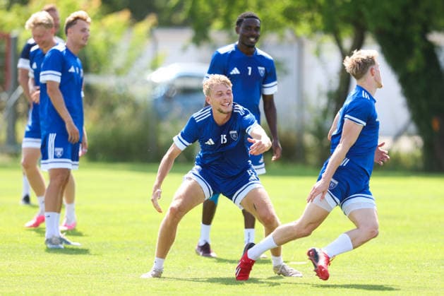 13.07.2026, Fussball, Herren, Regionalliga Nord, Training, BSV Kickers Emden Bent Andresen (blau 15 BSV Kickers Emden) gegen Theo Schröder (blau 19 BSV Kickers Emden). Im Hintergrund Ayukayoh Mengot (blau 7 BSV Kickers Emden) *** July 13, 2026, Soccer, Men s, Regionalliga Nord, Practice, BSV Kickers Emden Bent Andresen (blue 15) BSV Kickers Emden vs. Theo Schröder (blue 19) BSV Kickers Emden. In the background: Ayukayoh Mengot (blue 7) BSV Kickers Emden