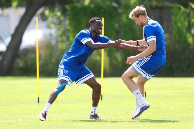 13.07.2026, Fussball, Herren, Regionalliga Nord, Training, BSV Kickers Emden Ayukayoh Mengot (links blau 7 BSV Kickers Emden) gegen Peer Mahncke (blau 5 BSV Kickers Emden) *** July 13, 2026, Soccer, Men s, Regionalliga Nord, Practice, BSV Kickers Emden Ayukayoh Mengot (left, blue, 7) BSV Kickers Emden vs. Peer Mahncke (blue, 5) BSV Kickers Emden