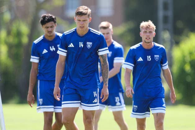 13.07.2026, Fussball, Herren, Regionalliga Nord, Training, BSV Kickers Emden Vlnr Jamil Najjar (blau 44 BSV Kickers Emden), Luc Ihorst (blau 14 BSV Kickers Emden) und Bent Andresen (blau 15 BSV Kickers Emden) *** July 13, 2026, Soccer, Men s, Regionalliga Nord, Practice, BSV Kickers Emden: From left to right: Jamil Najjar (blue, 44), BSV Kickers Emden; Luc Ihorst (blue, 14), BSV Kickers Emden; and Bent Andresen (blue, 15), BSV Kickers Emden