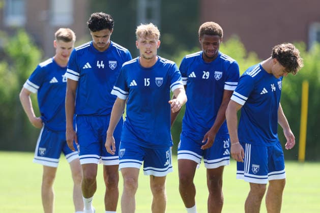 13.07.2026, Fussball, Herren, Regionalliga Nord, Training, BSV Kickers Emden Vlnr Jannes Warnken (blau 23 BSV Kickers Emden), Jamil Najjar (blau 44 BSV Kickers Emden), Bent Andresen (blau 15 BSV Kickers Emden), Jubes Ticha (blau 29 BSV Kickers Emden) und Ole Kühling (blau 34 BSV Kickers Emden) *** July 13, 2026, Soccer, Men’s, Regionalliga Nord, Practice, BSV Kickers Emden From left to right: Jannes Warnken (blue, 23) BSV Kickers Emden, Jamil Najjar (blue, 44) BSV Kickers Emden, Bent Andresen (blue, 15) BSV Kickers Emden, Jubes Ticha (blue, 29) BSV Kickers Emden, and Ole Kühling (blue, 34) BSV Kickers Emden