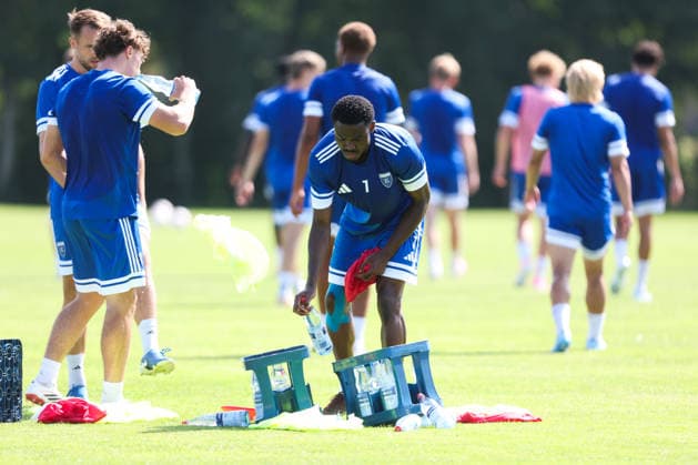 13.07.2026, Fussball, Herren, Regionalliga Nord, Training, BSV Kickers Emden Ayukayoh Mengot (blau 7 BSV Kickers Emden) in der Trinkpause *** July 13, 2026, Soccer, Men s, Regionalliga Nord, Practice, BSV Kickers Emden Ayukayoh Mengot (blue 7) BSV Kickers Emden during a water break