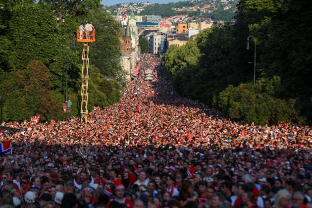 Herrelandslaget hylles i Oslo Oslo 20260713. Thousands of people have gathered to honor the men s national football team at Slottsplassen after their return to Norway from the USA on Monday. Photo: Trond R. Teigen NTB Oslo Norge EDITORIAL USE ONLY. RESTRICTED USE FOR BETTING COMPANIES Ref:_SPOmZm_TmYLAlM.jpg *** Men s National Team Honored in Oslo Oslo, July 13, 2026 Thousands of people have gathered at Slottsplassen to honor the men s national soccer team following their return to Norway from the U.S. on Monday. Photo: Trond R. Teigen, NTB, Oslo, Norway. EDITORIAL USE ONLY. RESTRICTED USE FOR BETTING COMPANIES.  Copyright: xTrondxR.xTeigenx xNTBx