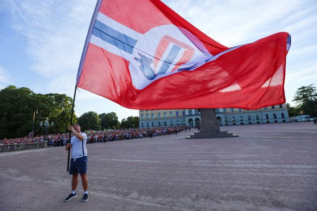Herrelandslaget hylles i Oslo Oslo 20260713. Herrelandslaget i fotball blir mott av publikum pa Slottsplassen etter hjemkomsten til Norge fra USA mandag. Foto: Trond R. Teigen NTB Oslo Norge EDITORIAL USE ONLY. RESTRICTED USE FOR BETTING COMPANIES Ref:_SPOkLi1pGisfdU.jpg *** Men s National Team Honored in Oslo Oslo 20260713 The men s national soccer team is greeted by the crowd at Slottsplassen after returning to Norway from the U.S. on Monday. Photo: Trond R. Teigen, NTB, Oslo, Norway. EDITORIAL USE ONLY. RESTRICTED USE FOR BETTING COMPANIES  Copyright: xTrondxR.xTeigenx xNTBx