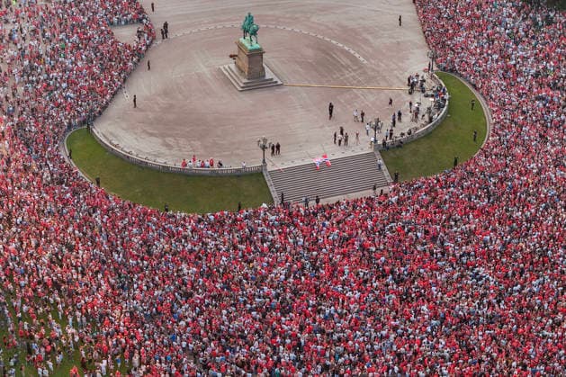 Herrelandslaget hylles i Oslo Oslo 20260713. Flere har flokket til sentrum for a mote herrelandslaget i fotball pa Slottsplassen etter hjemkomsten til Norge fra USA mandag. Foto: Hans O. Torgersen NTB Oslo Norge EDITORIAL USE ONLY. RESTRICTED USE FOR BETTING COMPANIES Ref:_SPOxR1x8xP7qUk.jpg *** Men s National Team Honored in Oslo Oslo 20260713 Many people have flocked to the city center to greet the men s national soccer team at Slottsplassen following their return to Norway from the U.S. on Monday. Photo: Hans O. Torgersen, NTB, Oslo, Norway. EDITORIAL USE ONLY. RESTRICTED USE FOR BETBETTING COMPANIES  Copyright: xHansxO.xTorgersenx xNTBx