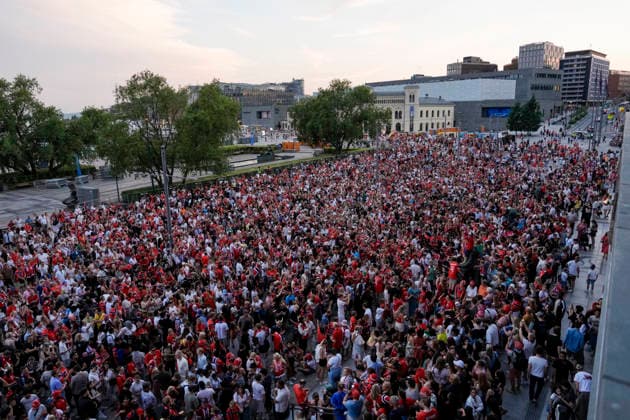 Herrelandslaget hylles i Oslo Oslo 20260713. Herrelandslaget i fotball blir mott av publikum pa Radhusplassen etter hjemkomsten til Norge fra USA mandag. Foto: Rodrigo Freitas NTB Oslo Norge EDITORIAL USE ONLY. RESTRICTED USE FOR BETTING COMPANIES Ref:_SPO_BNCPGIRXy3XetE.jpg *** Men s National Team Honored in Oslo Oslo 20260713 The men s national soccer team is greeted by the crowd at Radhusplassen after returning to Norway from the U.S. on Monday. Photo: Rodrigo Freitas, NTB, Oslo, Norway. EDITORIAL USE ONLY. RESTRICTED USE FOR BETTING COMPANIES.  Copyright: xRodrigoxFreitasx xNTBx