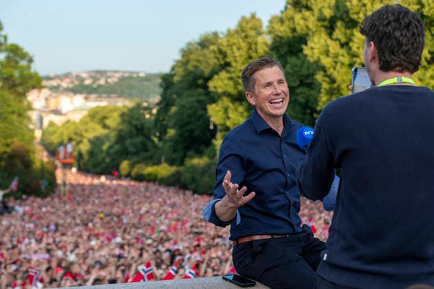 Herrelandslaget hylles i Oslo Oslo 20260713. Herrelandslaget i fotball blir mott av publikum pa Slottsplassen etter hjemkomsten til Norge fra USA mandag. Foto: Trond R. Teigen NTB Foto: Trond R. Teigen NTB Oslo Norge EDITORIAL USE ONLY. RESTRICTED USE FOR BETTING COMPANIES Ref:_SPO6Ob7vBoHsxY.jpg *** Men s National Team Honored in Oslo Oslo 20260713 The men s national soccer team is greeted by the crowd at Slottsplassen after returning to Norway from the U.S. on Monday. Photo: Trond R. Teigen, NTB. Photo: Trond R. Teigen, NTB. Oslo, Norway. EDITORIAL USE ONLY. RESTRICTED USE FOR BETBETTING COMPANIES  Copyright: xTrondxR.xTeigenx xNTBx