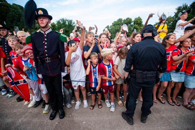 Herrelandslaget hylles i Oslo Oslo 20260713. Herrelandslaget i fotball blir mott av publikum pa Slottsplassen etter hjemkomsten til Norge fra USA mandag. Foto: Trond R. Teigen NTB Foto: Trond R. Teigen NTB Oslo Norge EDITORIAL USE ONLY. RESTRICTED USE FOR BETTING COMPANIES Ref:_SPOcWGPv6ygsW0.jpg *** Men s National Team Honored in Oslo Oslo 20260713 The men s national soccer team is greeted by the crowd at Slottsplassen after returning to Norway from the U.S. on Monday. Photo: Trond R. Teigen, NTB. Photo: Trond R. Teigen, NTB. Oslo, Norway. EDITORIAL USE ONLY. RESTRICTED USE FOR BETBETTING COMPANIES  Copyright: xTrondxR.xTeigenx xNTBx