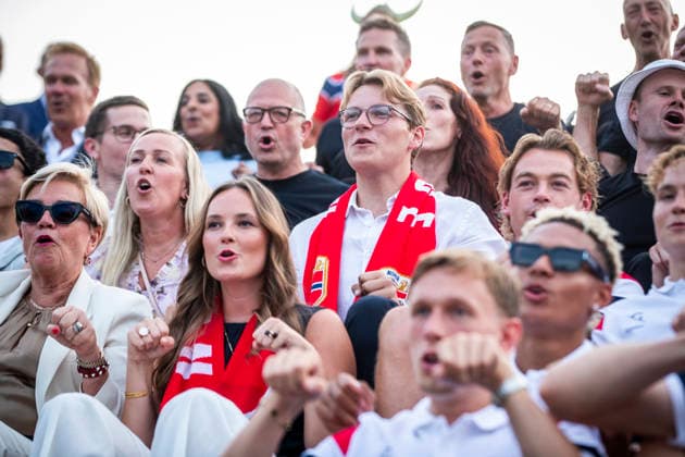 Herrelandslaget hylles i Oslo Oslo 20260713. Herrelandslaget i fotball blir mott av publikum pa Slottsplassen etter hjemkomsten til Norge fra USA mandag. Foto: Trond R. Teigen NTB Foto: Trond R. Teigen NTB Oslo Norge EDITORIAL USE ONLY. RESTRICTED USE FOR BETTING COMPANIES Ref:_SPOi7fosIOuEaA.jpg *** Men s National Team Honored in Oslo Oslo 20260713 The men s national soccer team is greeted by the crowd at Slottsplassen after returning to Norway from the U.S. on Monday. Photo: Trond R. Teigen, NTB. Photo: Trond R. Teigen, NTB. Oslo, Norway. EDITORIAL USE ONLY. RESTRICTED USE FOR BETBETTING COMPANIES  Copyright: xTrondxR.xTeigenx xNTBx