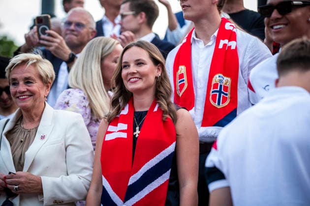 Herrelandslaget hylles i Oslo Oslo 20260713. Herrelandslaget i fotball blir mott av publikum pa Slottsplassen etter hjemkomsten til Norge fra USA mandag. Foto: Trond R. Teigen NTB Foto: Trond R. Teigen NTB Oslo Norge EDITORIAL USE ONLY. RESTRICTED USE FOR BETTING COMPANIES Ref:_SPOJje8XsglpCY.jpg *** Men s National Team Honored in Oslo Oslo 20260713 The men s national soccer team is greeted by the crowd at Slottsplassen after returning to Norway from the U.S. on Monday. Photo: Trond R. Teigen, NTB. Photo: Trond R. Teigen, NTB. Oslo, Norway. EDITORIAL USE ONLY. RESTRICTED USE FOR BETBETTING COMPANIES  Copyright: xTrondxR.xTeigenx xNTBx