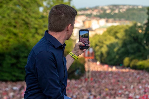 Herrelandslaget hylles i Oslo Oslo 20260713. Herrelandslaget i fotball blir mott av publikum pa Slottsplassen etter hjemkomsten til Norge fra USA mandag. Foto: Trond R. Teigen NTB Foto: Trond R. Teigen NTB Oslo Norge EDITORIAL USE ONLY. RESTRICTED USE FOR BETTING COMPANIES Ref:_SPOnJibK9R4OZc.jpg *** Men s National Team Honored in Oslo Oslo 20260713 The men s national soccer team is greeted by the crowd at Slottsplassen after returning to Norway from the U.S. on Monday. Photo: Trond R. Teigen, NTB. Photo: Trond R. Teigen, NTB. Oslo, Norway. EDITORIAL USE ONLY. RESTRICTED USE FOR BETBETTING COMPANIES  Copyright: xTrondxR.xTeigenx xNTBx