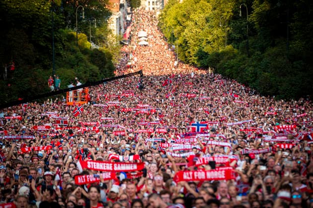 Herrelandslaget hylles i Oslo Oslo 20260713. Herrelandslaget i fotball blir mott av publikum pa Slottsplassen etter hjemkomsten til Norge fra USA mandag. Foto: Trond R. Teigen NTB Foto: Trond R. Teigen NTB Oslo Norge EDITORIAL USE ONLY. RESTRICTED USE FOR BETTING COMPANIES Ref:_SPOtJcouZ4-ZDc.jpg *** Men s National Team Honored in Oslo Oslo 20260713 The men s national soccer team is greeted by the crowd at Slottsplassen after returning to Norway from the U.S. on Monday. Photo: Trond R. Teigen, NTB. Photo: Trond R. Teigen, NTB. Oslo, Norway. EDITORIAL USE ONLY. RESTRICTED USE FOR BETBETTING COMPANIES  Copyright: xTrondxR.xTeigenx xNTBx