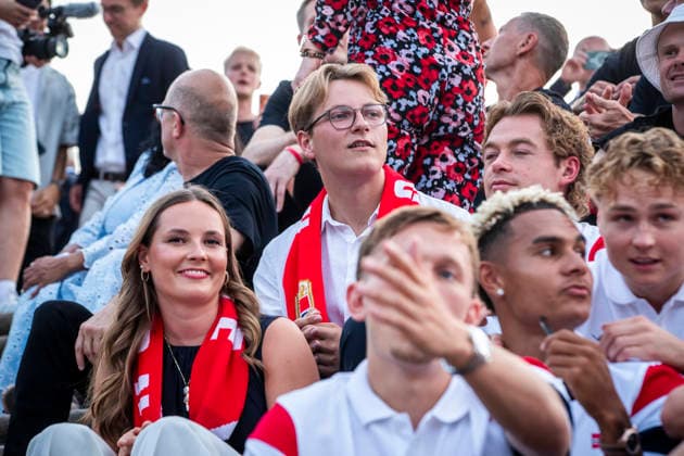 Herrelandslaget hylles i Oslo Oslo 20260713. Herrelandslaget i fotball blir mott av publikum pa Slottsplassen etter hjemkomsten til Norge fra USA mandag. Foto: Trond R. Teigen NTB Foto: Trond R. Teigen NTB Oslo Norge EDITORIAL USE ONLY. RESTRICTED USE FOR BETTING COMPANIES Ref:_SPOuR14LlxvY68.jpg *** Men s National Team Honored in Oslo Oslo 20260713 The men s national soccer team is greeted by the crowd at Slottsplassen after returning to Norway from the U.S. on Monday. Photo: Trond R. Teigen, NTB. Photo: Trond R. Teigen, NTB. Oslo, Norway. EDITORIAL USE ONLY. RESTRICTED USE FOR BETBETTING COMPANIES  Copyright: xTrondxR.xTeigenx xNTBx