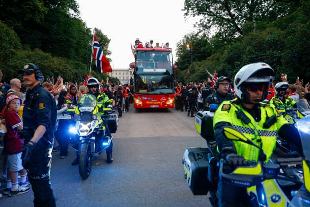 The men s national football team at the castle Oslo 20260713. The men s national football team is applauded by a crowd at Slottsplassen after attending a reception at the palace and greeting the king. Photo: orn E. Borgen NTB Oslo Norway EDITORIAL USE ONLY. RESTRICTED USE FOR BETTING COMPANIES Ref:_SPO_BNCaDX5BacTYOg.jpg *** The men s national soccer team at the castle, Oslo, July 13, 2026. The men s national soccer team is applauded by a crowd at Slottsplassen after attending a reception at the palace and greeting the king. Photo: E. Borgen, NTB, Oslo, Norway. EDITORIAL USE ONLY. RESTRICTED USE FOR BETTING COMPANIES.  Copyright: xornxE.xBorgenx xNTBx