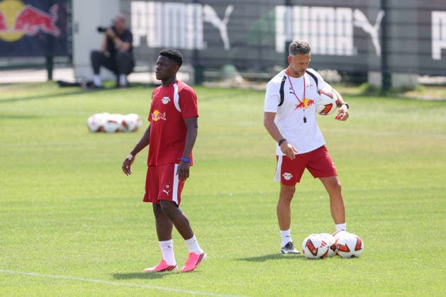 13.07.2026, xtgx, Fussball 1. Bundesliga, RB Leipzig Auftakttraining und Pressekonferenz emspor, v.l. Suleman Sani (Leipzig, 18) Martin Demichelis (Leipzig, Trainer) (DFL DFB REGULATIONS PROHIBIT ANY USE OF PHOTOGRAPHS as IMAGE SEQUENCES and or QUASI-VIDEO) Leipzig *** July 13, 2026, xtgx, Soccer, Bundesliga 1, RB Leipzig Season-Opener Training and Press Conference emspor, from left: Suleman Sani (Leipzig), 18 Martin Demichelis (Leipzig), Coach DFL DFB REGULATIONS PROHIBIT ANY USE OF PHOTOGRAPHS AS IMAGE SEQUENCES AND OR QUASI-VIDEO Leipzig