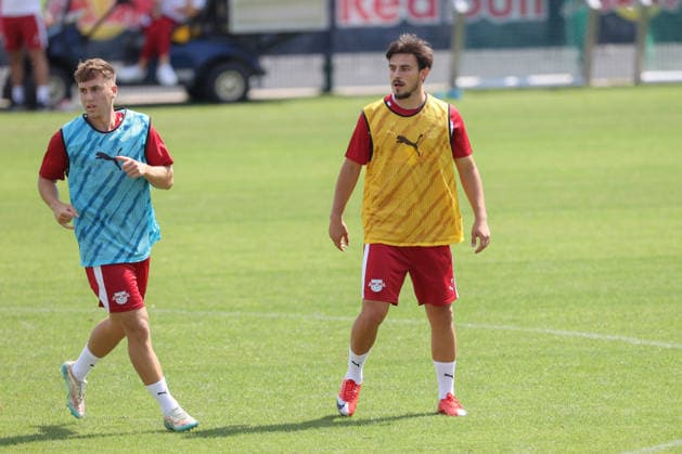 13.07.2026, xtgx, Fussball 1. Bundesliga, RB Leipzig Auftakttraining und Pressekonferenz emspor, v.l. Brajan Gruda (Leipzig, 10), Eljif Elmas (Leipzig) (DFL DFB REGULATIONS PROHIBIT ANY USE OF PHOTOGRAPHS as IMAGE SEQUENCES and or QUASI-VIDEO) Leipzig *** July 13, 2026, xtgx, Soccer, Bundesliga 1, RB Leipzig Season-Opener Training Session and Press Conference emspor, from left: Brajan Gruda (Leipzig), 10, Eljif Elmas (Leipzig). DFL and DFB regulations prohibit any use of photographs as image sequences and or quasi-video. Leipzig