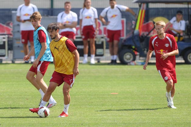 13.07.2026, xtgx, Fussball 1. Bundesliga, RB Leipzig Auftakttraining und Pressekonferenz emspor, v.l. Eljif Elmas (Leipzig), Arthur Vermeeren (Leipzig) (DFL DFB REGULATIONS PROHIBIT ANY USE OF PHOTOGRAPHS as IMAGE SEQUENCES and or QUASI-VIDEO) Leipzig *** July 13, 2026, xtgx, Soccer 1st Bundesliga, RB Leipzig Season-Opening Training and Press Conference emspor, from left: Eljif Elmas (Leipzig), Arthur Vermeeren (Leipzig) DFL DFB REGULATIONS PROHIBIT ANY USE OF PHOTOGRAPHS AS IMAGE SEQUENCES AND OR QUASI-VIDEO Leipzig