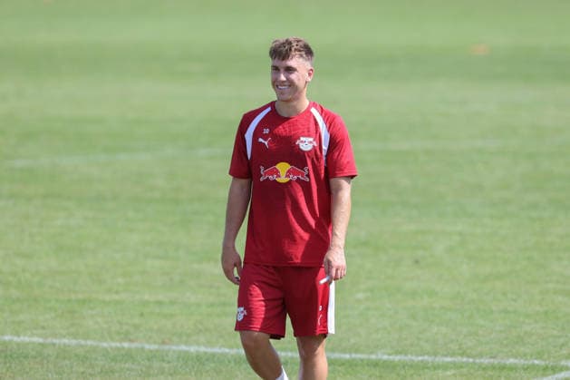 13.07.2026, xtgx, Fussball 1. Bundesliga, RB Leipzig Auftakttraining und Pressekonferenz emspor, v.l. Brajan Gruda (Leipzig, 10) lacht, laechelt, positiv, zufrieden (DFL DFB REGULATIONS PROHIBIT ANY USE OF PHOTOGRAPHS as IMAGE SEQUENCES and or QUASI-VIDEO) Leipzig *** July 13, 2026, xtgx, Soccer, Bundesliga 1, RB Leipzig Season-Opener Training Session and Press Conference emspor, from left: Brajan Gruda, Leipzig, 10—laughing, smiling, positive, satisfied. DFL DFB REGULATIONS PROHIBIT ANY USE OF PHOTOGRAPHS AS IMAGE SEQUENCES AND OR QUASI-VIDEO. Leipzig