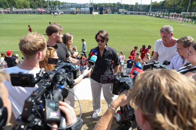 13.07.2026, xtgx, Fussball 1. Bundesliga, RB Leipzig Auftakttraining und Pressekonferenz emspor, v.l. Medieninteresse an CEO Tajana Haenni (DFL DFB REGULATIONS PROHIBIT ANY USE OF PHOTOGRAPHS as IMAGE SEQUENCES and or QUASI-VIDEO) Leipzig *** July 13, 2026, xtgx, Soccer 1st Bundesliga, RB Leipzig Season-Opener Training and Press Conference emspor, v l Media Interest in CEO Tajana Haenni DFL DFB REGULATIONS PROHIBIT ANY USE OF PHOTOGRAPHS AS IMAGE SEQUENCES AND OR QUASI-VIDEO Leipzig