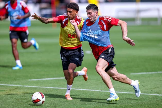 13.07.2026, Fußball, Trainingsauftakt 1.FC Köln, 1. Fußball Bundesliga, Geißbockheim, Saison 2026 2027: Nilas Yacobi (1.FC II) im Zweikampf gegen Luka Lochoshvili (FC Koeln 24) in Aktion beim ersten Training der neuen Saison 26 27 DFB regulations prohibit any use of photographs as image sequences and or quasi-video. Nordrhein-Westfalen Deutschland *** July 13, 2026, Soccer, 1. FC Köln s Season Training Kickoff, Bundesliga 1, Geißbockheim, 2026–2027 Season: Nilas Yacobi of 1 FC II in a tackle against Luka Lochoshvili of FC Köln 24 in action during the first training session of the new 2026–2027 season. DFB regulations prohibit any use of photographs as image sequences and or quasi-video. North Rhine-Westphalia, Germany