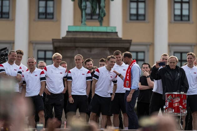 260713 Martin Ödegaard of Norway and Crown Prince Haakon of Norway at a team reception during day 33 of the FIFA World Cup, WM, Weltmeisterschaft, Fussball 2026 on July 13, 2026 in Oslo. Photo: Marius Nordnes BILDBYRAN COP 185 VG0993 bbeng fotball football soccer fotboll fifa world cup vm fotball-vm vm 2026 norge norway team reception *** July 13, 2026: Martin Ödegaard of Norway and Crown Prince Haakon of Norway at a team reception on day 33 of the 2026 FIFA World Cup on July 13, 2026 in Oslo. Photo by Marius Nordnes. BILDBYRAN COP 185 VG0993 bbeng soccer football fotboll FIFA World Cup World Cup 2026 Norway team reception  Copyright: MARIUSxNORDNES BB260713BB334