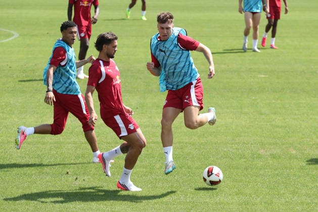 Bundesliga: Auftakttraining von RB Leipzig, 13.07.2026 Max Finkgräfe (35, RB Leipzig) gegen Brajan Gruda (10, RB Leipzig). Fußball-Bundesliga, Saison 2026 2027: Auftaktraining von RB Leipzig am 13.07.2026 im RB-Trainingszentrum am Cottaweg. *** RB Leipzig s Bundesliga Season-Opener Training Session, July 13, 2026, Max Finkgräfe, 35, RB Leipzig vs. Brajan Gruda 10, RB Leipzig Soccer Bundesliga, 2026–2027 Season: RB Leipzig’s first training session on July 13, 2026, at the RB Training Center on Cottaweg Copyright: xBEAUTIFULxSPORTS JanxKaeferx