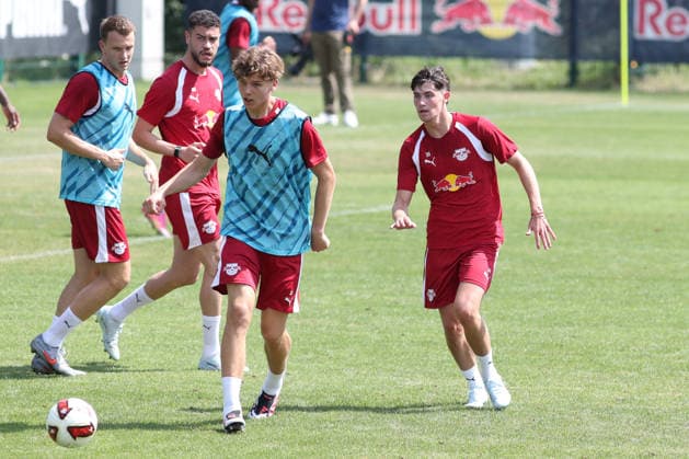 Bundesliga: Auftakttraining von RB Leipzig, 13.07.2026 Von links: Lukas Klostermann (16, RB Leipzig), Romulo Cardoso da Cruz (40, RB Leipzig), Benno Kaltefleiter (37, RB Leipzig am Ball), Andrija Maksimovic (30, RB Leipzig). Fußball-Bundesliga, Saison 2026 2027: Auftaktraining von RB Leipzig am 13.07.2026 im RB-Trainingszentrum am Cottaweg. *** RB Leipzig s Bundesliga Season-Opening Training Session, July 13, 2026. From left: Lukas Klostermann 16, RB Leipzig; Romulo Cardoso da Cruz 40, RB Leipzig; Benno Kaltefleiter 37, RB Leipzig in possession, Andrija Maksimovic 30, RB Leipzig Soccer Bundesliga, 2026–2027 season: RB Leipzig’s first training session on July 13, 2026, at the RB Training Center on Cottaweg Copyright: xBEAUTIFULxSPORTS JanxKaeferx