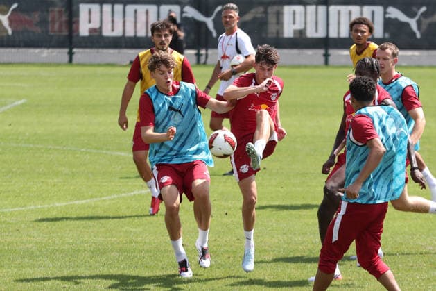 Bundesliga: Auftakttraining von RB Leipzig, 13.07.2026 Benno Kaltefleiter (37, RB Leipzig) gegen Andrija Maksimovic (30, RB Leipzig). Fußball-Bundesliga, Saison 2026 2027: Auftaktraining von RB Leipzig am 13.07.2026 im RB-Trainingszentrum am Cottaweg. *** RB Leipzig s Bundesliga Season-Opener Training Session, July 13, 2026, Benno Kaltefleiter, 37, RB Leipzig vs. Andrija Maksimovic, 30, RB Leipzig Soccer Bundesliga, 2026–2027 season: RB Leipzig’s first training session on July 13, 2026, at the RB Training Center on Cottaweg Copyright: xBEAUTIFULxSPORTS JanxKaeferx