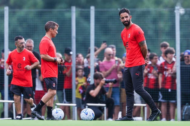 SOCCER - Serie A - AC Milan training session Photo by IPA ABACAPRESS.COM86660685 - Ruben Amorim, head coach of AC Milan, watches during an AC Milan 2026 27 training session at Milanello in Milan, Italy Milano Italy  Copyright: xIPAxSport ABACAx