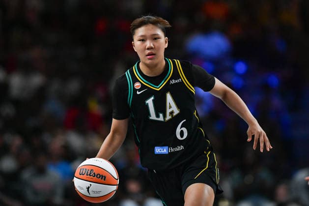 COLLEGE PARK, GA - JULY 13: Los Angeles guard Jihyun Park (6) dribbles during the WNBA, Basketball Damen, USA game between the Los Angeles Sparks and the Atlanta Dream on July 13th, 2026 at Gateway Center Arena in College Park, GA. (Photo by Rich von Biberstein Icon Sportswire) WNBA: JUL 13 Los Angeles Sparks at Atlanta Dream EDITORIAL USE ONLY Icon260713005