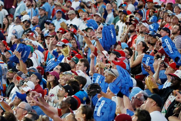 Fans watch the ball as Boston Red Sox Willson Contrereas competes in the first round of the 2026 MLB, Baseball Herren, USA Home Run Derby at Citizens Bank Park in Philadelphia, Pennsylvania, on Monday, July 13, 2026.  PHI20260713910 LAURENCExKESTERSON