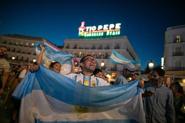 Argentine Fan Gathering in Madrid A fan raises an Argentine flag during a fan gathering in Madrid ahead of the 2026 World Cup semi-final match between Argentina and England, to be played next Wednesday, July 15th in Atlanta, USA. MADRID Spain Copyright: xDavidxCanalesx xSOPAxImagesx David-Canales-1438938