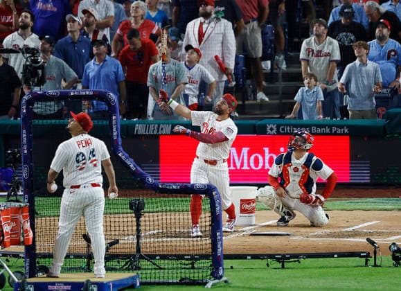 Philadelphia Phillies Kyle Schwarber watches a home run ball as he competes in the semi-final round of the 2026 MLB, Baseball Herren, USA Home Run Derby at Citizens Bank Park in Philadelphia, Pennsylvania, on Monday, July 13, 2026.  PHI20260713935 LAURENCExKESTERSON