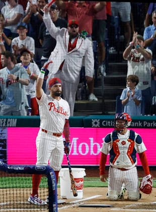 Philadelphia Phillies Kyle Schwarber reacts after competing in the semi-final round of the 2026 MLB, Baseball Herren, USA Home Run Derby at Citizens Bank Park in Philadelphia, Pennsylvania, on Monday, July 13, 2026.  PHI20260713937 LAURENCExKESTERSON