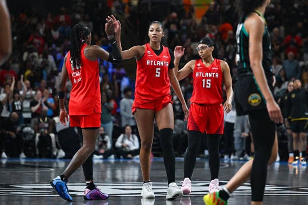 COLLEGE PARK, GA - JULY 13: Atlanta forward Angel Reese (5) congratulates teammate Rhyne Howard (10) during the WNBA, Basketball Damen, USA game between the Los Angeles Sparks and the Atlanta Dream on July 13th, 2026 at Gateway Center Arena in College Park, GA. (Photo by Rich von Biberstein Icon Sportswire) WNBA: JUL 13 Los Angeles Sparks at Atlanta Dream EDITORIAL USE ONLY Icon260713045