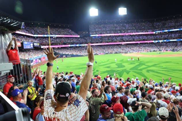 Fans cheer during the final round of the 2026 MLB, Baseball Herren, USA Home Run Derby between Philadelphia Phillies Kyle Schwarber and St Louis Cardinals Jordan Walker at Citizens Bank Park in Philadelphia, Pennsylvania, on Monday, July 13, 2026.  PHI2026071394399 LAURENCExKESTERSON