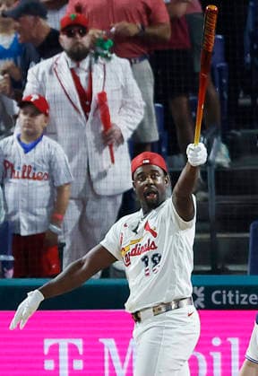 St Louis Cardinals Jordan Walker celebrates after defeating Philadelphia Phillies Kyle Schwarbe to win the 2026 MLB, Baseball Herren, USA Home Run Derby at Citizens Bank Park in Philadelphia, Pennsylvania, on Monday, July 13, 2026.  PHI20260713952 LAURENCExKESTERSON