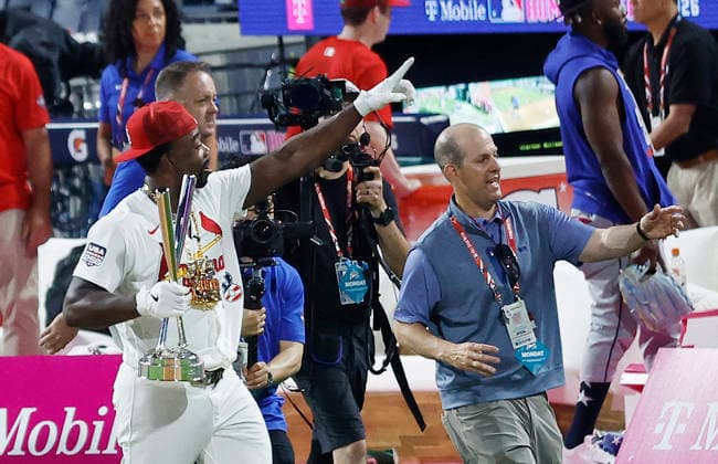 St Louis Cardinals Jordan Walker carries his trophy off the field after defeating Philadelphia Phillies Kyle Schwarber to win the 2026 MLB, Baseball Herren, USA Home Run Derby at Citizens Bank Park in Philadelphia, Pennsylvania, on Monday, July 13, 2026.  PHI20260713955 LAURENCExKESTERSON