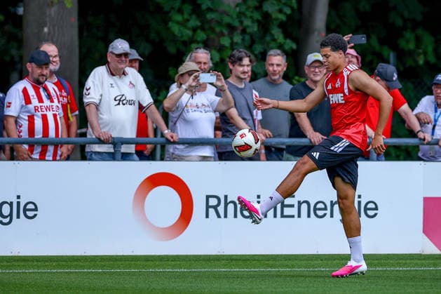 13.07.2026, Fußball, Trainingsauftakt 1.FC Köln, 1. Fußball Bundesliga, Geißbockheim, Saison 2026 2027: Jamai Simpson-Pusey (1FC Koeln 22) vor den Fans beim ersten Training der neuen Saison 26 27 DFB regulations prohibit any use of photographs as image sequences and or quasi-video. Nordrhein-Westfalen Deutschland *** July 13, 2026, Soccer, 1. FC Köln s First Training Session, 1 Bundesliga, Geißbockheim, 2026–2027 season: Jamai Simpson Pusey of 1. FC Köln, number 22, in front of fans at the first training session of the new 2026–2027 season. DFB regulations prohibit any use of photographs as image sequences and or quasi-video. North Rhine-Westphalia, Germany
