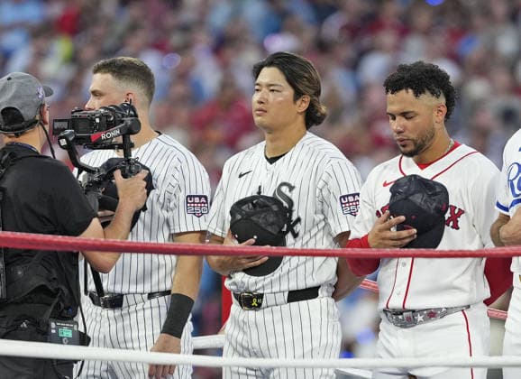 Baseball: MLB, Baseball Herren, USA All-Star Home Run Derby Munetaka Murakami (2nd from R) of the Chicago White Sox listens to the U.S. national anthem before competing in the MLB All-Star Home Run Derby on July 13, 2026, at Citizens Bank Park in Philadelphia.  A14AA0005622992P