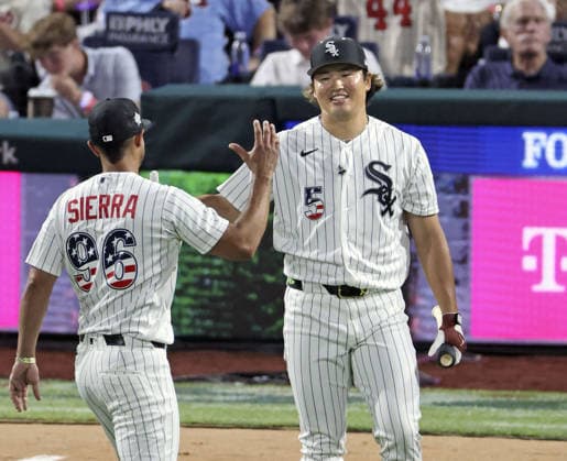 Baseball: MLB, Baseball Herren, USA All-Star Home Run Derby Munetaka Murakami (R) of the Chicago White Sox smiles after competing in the first round of the MLB All-Star Home Run Derby on July 13, 2026, at Citizens Bank Park in Philadelphia.  A14AA0005623018P