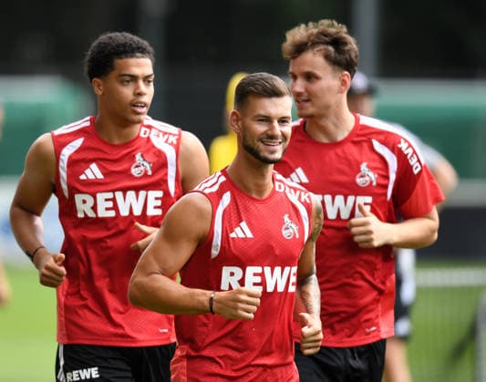 13.07.2026, xophax, Fussball 1.Bundesliga, 1.FC Koeln , Trainingsauftakt am Geissbockheim. V.l.n.rechts : Jahmai Simpson - Pusey, Tom Krauss , Rav van den Berg ( alle 1.FC Köln ) Koeln *** July 13, 2026, xophax, Soccer, Bundesliga 1, 1. FC Köln, Start of training at Geissbockheim. From left to right: Jahmai Simpson Pusey, Tom Krauss, Rav van den Berg—all of 1. FC Köln.