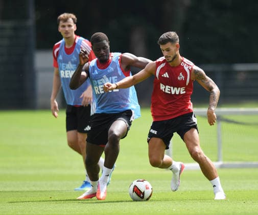 13.07.2026, xophax, Fussball 1.Bundesliga, 1.FC Koeln , Trainingsauftakt am Geissbockheim. V.l.n.rechts : Rav van den Berg , Ragnar Ache , Tom Krauss ( alle 1.FC Köln ) Koeln *** July 13, 2026, xophax, Soccer, Bundesliga 1, 1. FC Köln, Start of training at Geissbockheim; from left to right: Rav van den Berg, Ragnar Ache, Tom Krauss—all of 1. FC Köln