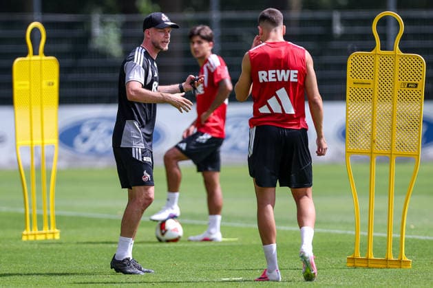 13.07.2026, Fußball, Trainingsauftakt 1.FC Köln, 1. Fußball Bundesliga, Geißbockheim, Saison 2026 2027: Cheftrainer Rene Wagner (1FC Koeln hc) gestikulierend auf dem Spielfeld neben Said El Mala (1FC Koeln 13) beim ersten Training der neuen Saison 26 27 DFB regulations prohibit any use of photographs as image sequences and or quasi-video. Nordrhein-Westfalen Deutschland *** July 13, 2026, Soccer, 1. FC Köln’s first training session of the season, Bundesliga, Geißbockheim, 2026–2027 Season: Head Coach Rene Wagner of 1. FC Köln gesturing on the field next to Said El Mala of 1. FC Köln during the first training session of the new 2026–2027 season. DFB regulations prohibit any use of photographs as image sequences and or quasi-video. North Rhine-Westphalia Westphalia, Germany