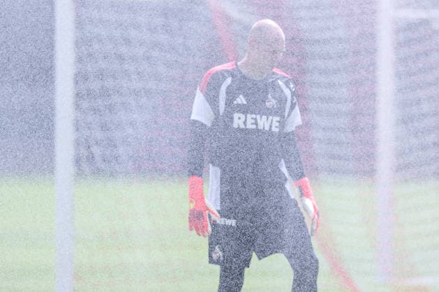 13.07.2026, Fußball, Trainingsauftakt 1.FC Köln, 1. Fußball Bundesliga, Geißbockheim, Saison 2026 2027: Torwart Matthias Köbbing (1FC Koeln 44) genießt eine Abkühlung unter dem rasensprenkler bei 35 Grad Hitze beim ersten Training der neuen Saison 26 27 DFB regulations prohibit any use of photographs as image sequences and or quasi-video. Nordrhein-Westfalen Deutschland *** July 13, 2026, Soccer, 1. FC Köln’s First Training Session, Bundesliga 1, Geißbockheim, 2026–2027 Season: Goalkeeper Matthias Köbbing (No. 44) of 1. FC Köln cools off under the sprinkler in 35-degree heat during the first training session of the new 2026–2027 season. DFB regulations prohibit any use of photographs as image sequences and or quasi-video. North Rhine-Westphalia, Germany