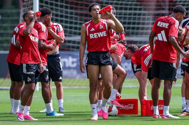 13.07.2026, Fußball, Trainingsauftakt 1.FC Köln, 1. Fußball Bundesliga, Geißbockheim, Saison 2026 2027: Jamai Simpson-Pusey (1FC Koeln 22) Trinkpause beim ersten Training der neuen Saison 26 27 DFB regulations prohibit any use of photographs as image sequences and or quasi-video. Nordrhein-Westfalen Deutschland *** July 13, 2026, Soccer, 1. FC Köln s first training session, 1 Bundesliga, Geißbockheim, 2026–2027 season, Jamai Simpson Pusey, 1. FC Köln, 22, Water break during the first training session of the new season, 26–27. DFB regulations prohibit any use of photographs as image sequences and or quasi-video. North Rhine-Westphalia, Germany
