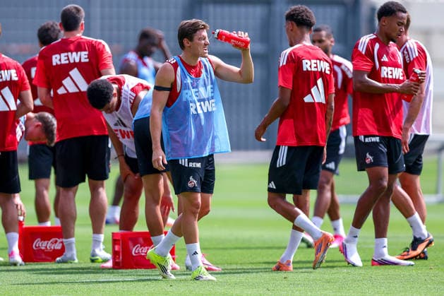 13.07.2026, Fußball, Trainingsauftakt 1.FC Köln, 1. Fußball Bundesliga, Geißbockheim, Saison 2026 2027: Abkühlung bei 36 Grad Hitze Alessio Castro-Montes (1FC Koeln 17) beim ersten Training der neuen Saison 26 27 DFB regulations prohibit any use of photographs as image sequences and or quasi-video. Nordrhein-Westfalen Deutschland *** July 13, 2026, Soccer, 1. FC Köln s First Training Session of the Season, Bundesliga, Geißbockheim, 2026–2027 Season: Cooling Off in 36-Degree Heat—Alessio Castro Montes (No. 17, 1. FC Köln) at the first training session of the new 2026–2027 season. DFB regulations prohibit any use of photographs as image sequences and or quasi-video. North Rhine-Westphalia, Germany