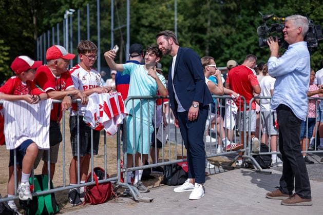 13.07.2026, Fußball, Trainingsauftakt 1.FC Köln, 1. Fußball Bundesliga, Geißbockheim, Saison 2026 2027: Sportdirektor Thomas Kessler (1FC Koeln tk) gibt den Fans Autogramme beim ersten Training der neuen Saison 26 27 DFB regulations prohibit any use of photographs as image sequences and or quasi-video. Nordrhein-Westfalen Deutschland *** July 13, 2026, Soccer, 1. FC Köln s first training session, 1 Bundesliga, Geißbockheim, 2026–2027 season. Sporting Director Thomas Kessler of 1. FC Köln signs autographs for fans during the first training session of the new 2026–2027 season. DFB regulations prohibit any use of photographs as image sequences and or quasi-video. North Rhine-Westphalia, Germany