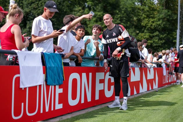 13.07.2026, Fußball, Trainingsauftakt 1.FC Köln, 1. Fußball Bundesliga, Geißbockheim, Saison 2026 2027: Torwart Matthias Köbbing (1FC Koeln 44) gibt den Fans Autogramme beim ersten Training der neuen Saison 26 27 DFB regulations prohibit any use of photographs as image sequences and or quasi-video. Nordrhein-Westfalen Deutschland *** July 13, 2026, Soccer, 1. FC Köln s first training session, 1 Bundesliga, Geißbockheim, 2026–2027 season. Goalkeeper Matthias Köbbing (No. 44) of 1. FC Köln signs autographs for fans during the first training session of the new 2026–2027 season. DFB regulations prohibit any use of photographs as image sequences and or quasi-video. North Rhine-Westphalia, Germany