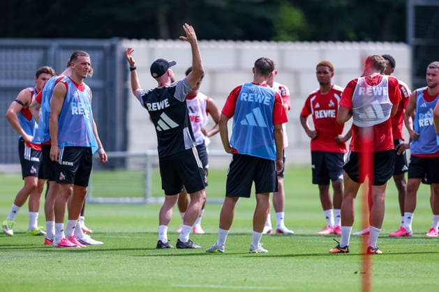 13.07.2026, Fußball, Trainingsauftakt 1.FC Köln, 1. Fußball Bundesliga, Geißbockheim, Saison 2026 2027: Cheftrainer Rene Wagner (1FC Koeln hc) gestikulierend auf dem Spielfeld im Mannschaftskreis beim ersten Training der neuen Saison 26 27 DFB regulations prohibit any use of photographs as image sequences and or quasi-video. Nordrhein-Westfalen Deutschland *** July 13, 2026, Soccer, 1. FC Köln’s first training session, Bundesliga 1, Geißbockheim, 2026–2027 Season: Head Coach Rene Wagner of 1. FC Köln gesturing on the field in the team circle during the first training session of the new 2026–2027 season. DFB regulations prohibit any use of photographs as image sequences and or quasi-video. North Rhine-Westphalia, Germany